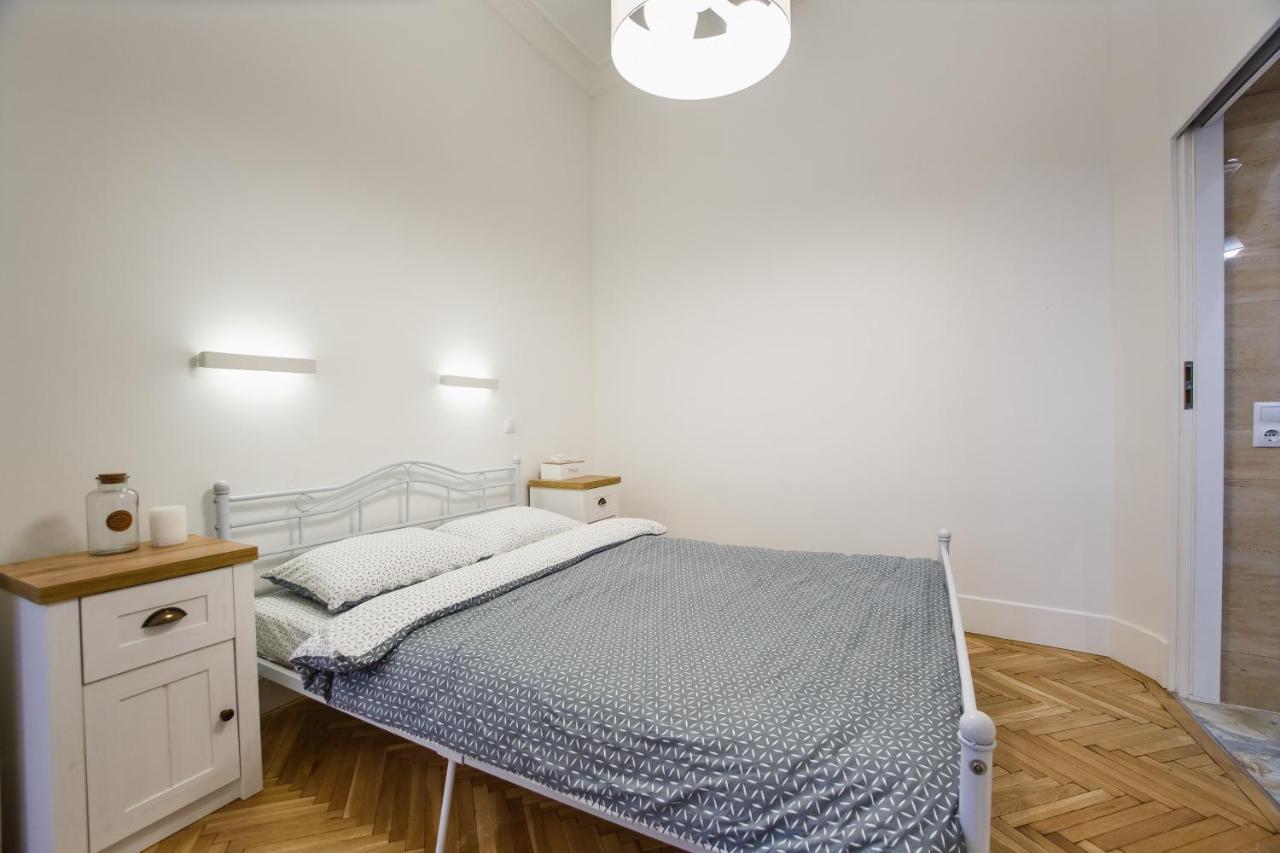 Cozy Apartment Near Queen Marie Theater. Oradea Exterior photo