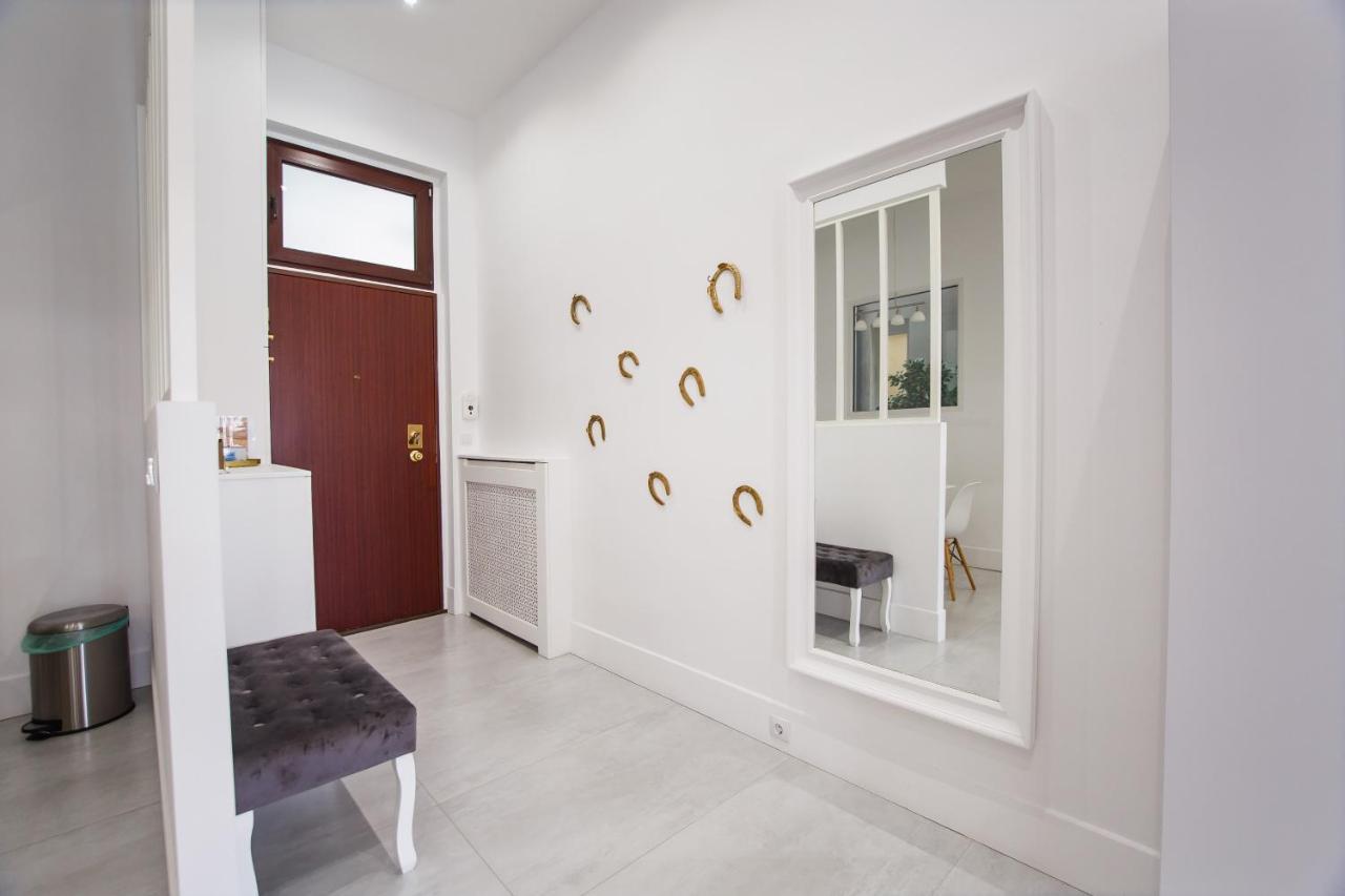 Cozy Apartment Near Queen Marie Theater. Oradea Exterior photo