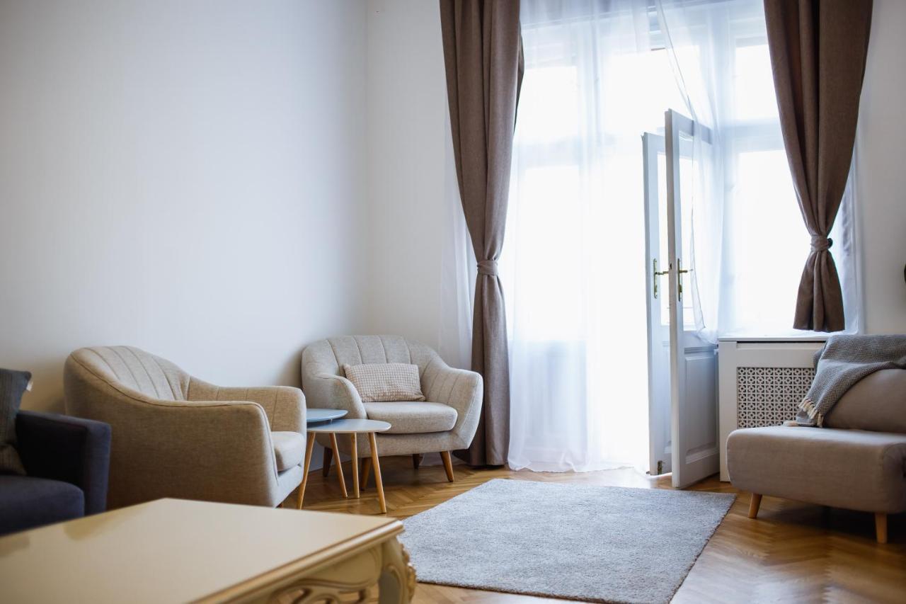 Cozy Apartment Near Queen Marie Theater. Oradea Exterior photo